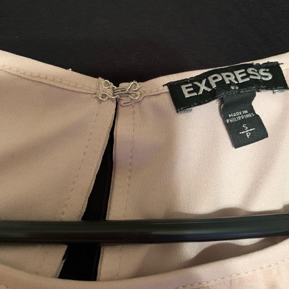 Express high neck spaghetti strap blouse. Elastic in bottom. Size S. - Picture 4 of 6